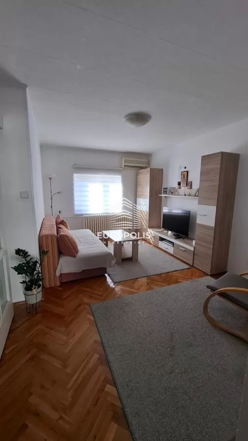 Trosoban stan, Blok 34, Novi Beograd - 71 m², prodaja (slika 1)
